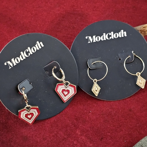 New Modcloth heart and Art Deco Retro earrings - Picture 1 of 4